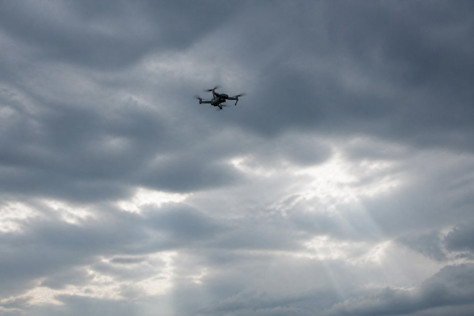 Kapalı ve bulutlu gökyüzünde süzülen drone